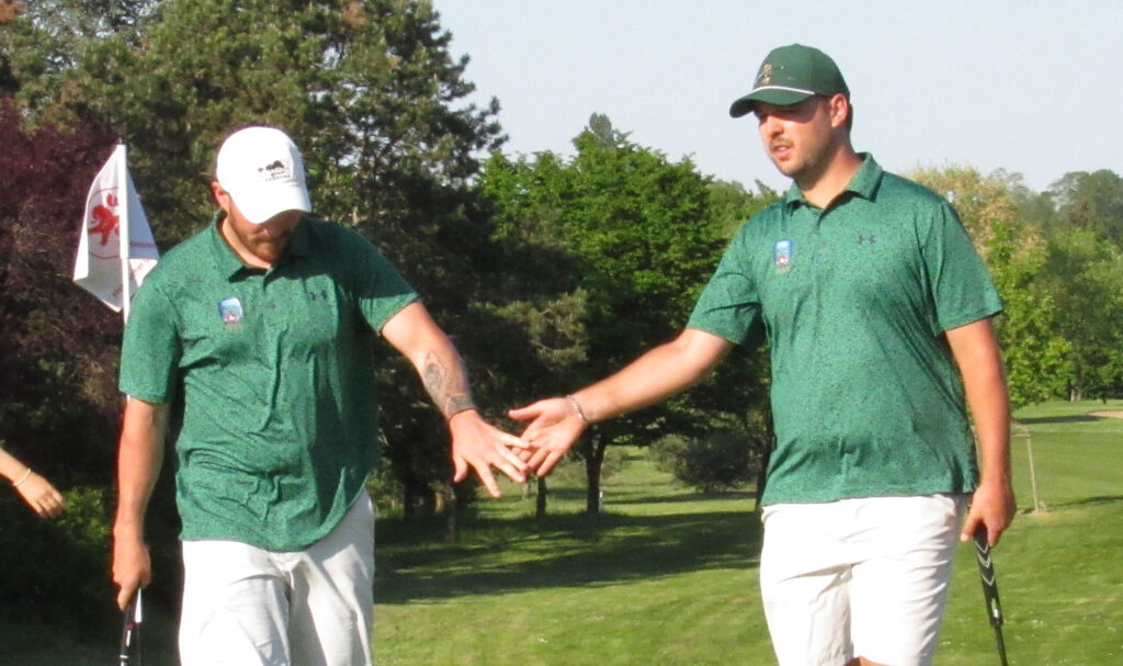 Ludwig Schäfer und Yannic Völker nach dem entscheidenden Birdie auf der 16