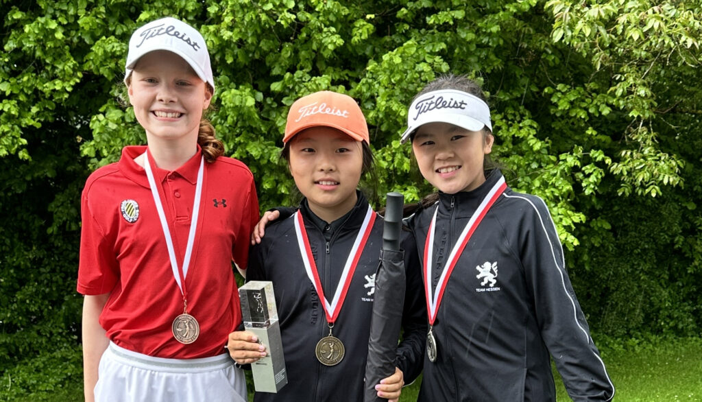 Sieger der AK12 der Mädchen: Marie Koch, Lia Yoon, Lilian Wu